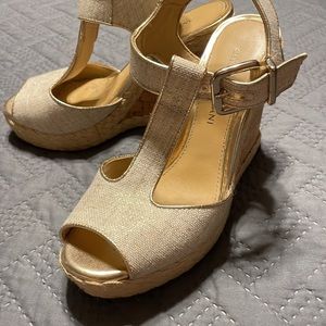 Antonio Melani Cork Wedges tan canvas and gold metallic size 6.5